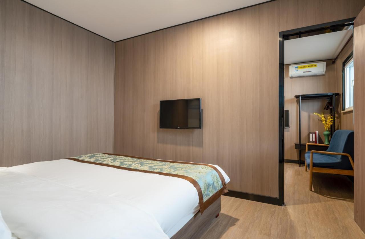 East Sacred Hotel ᴸᴱo---Foreign Accept---Tourism Service English-Speaking 丨 Near Tiananmen Forbidden City丨very Close To Metro Zhangzizhong And Beixinqiao 丨european Foot Ball English丨free Advance Tickets And Laundry Drying Service Coffee Snacks Peking Exteriér fotografie