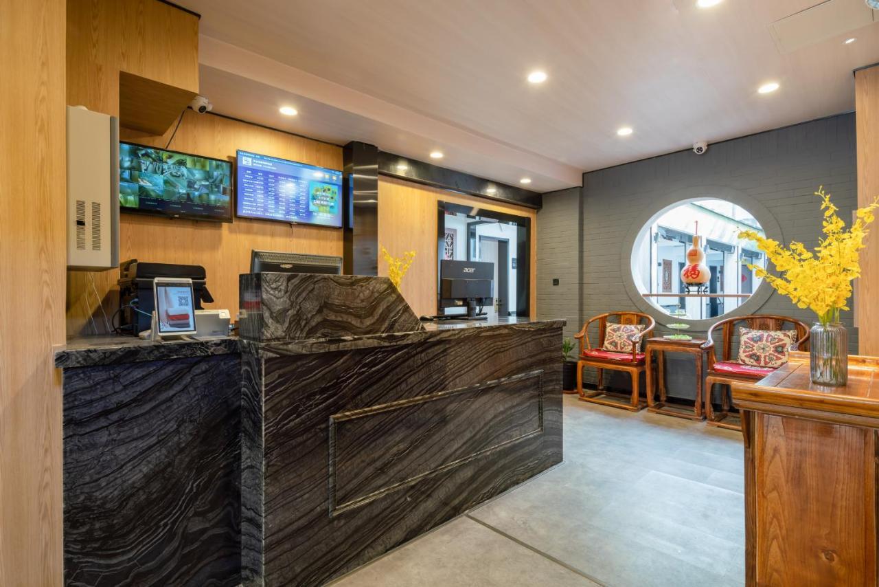East Sacred Hotel ᴸᴱo---Foreign Accept---Tourism Service English-Speaking 丨 Near Tiananmen Forbidden City丨very Close To Metro Zhangzizhong And Beixinqiao 丨european Foot Ball English丨free Advance Tickets And Laundry Drying Service Coffee Snacks Peking Exteriér fotografie